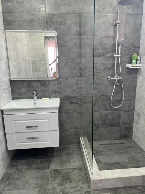 Новый двухэтажный дом на берегу моря, есть все необходимое