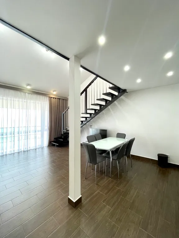 Эллинг на берегу моря