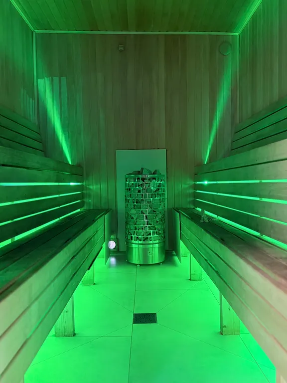 Дом с сауной и тёплым бассейном у пруда