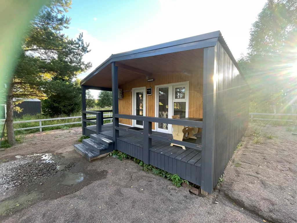 Уютный домик в тихом месте рядом с водой