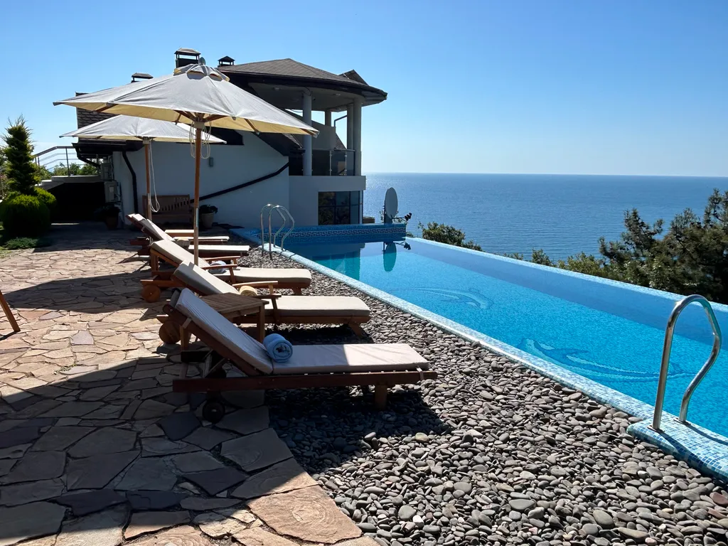 Вилла с панорамной баней и бассейном