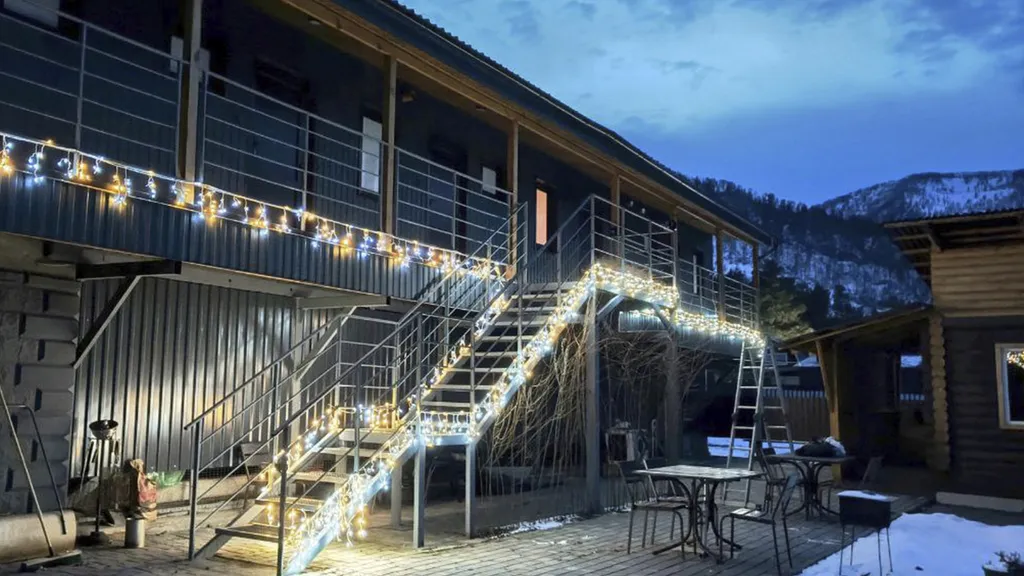 Современная студия на берегу реки