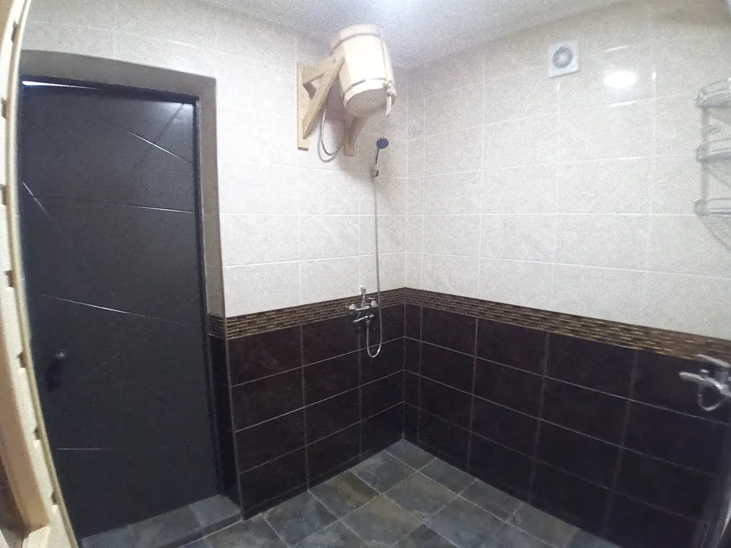 Коттеджи на берегу озера в парке