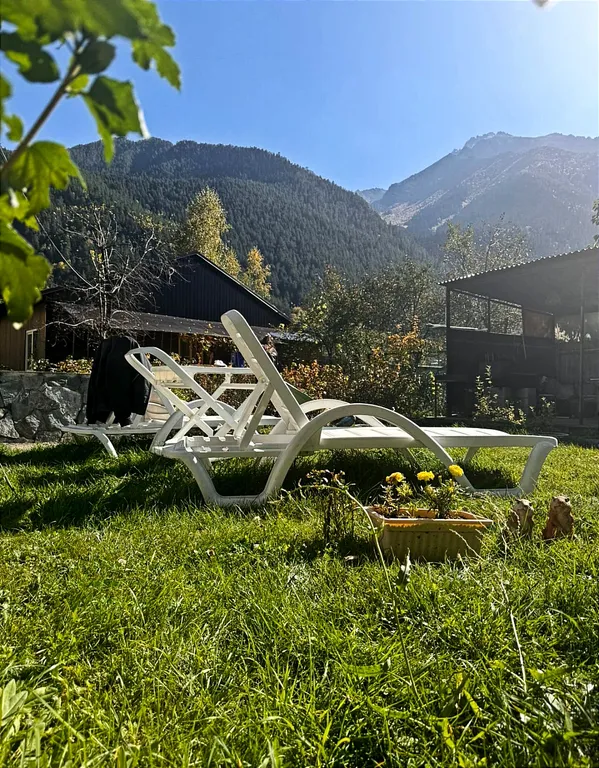 Дом у реки с видом на горы