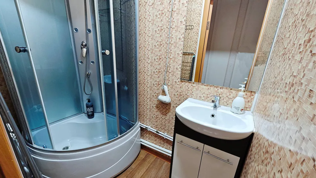 Золотые апартаменты полулюкс с 2 спальнями, кондиционером, кухней, ван