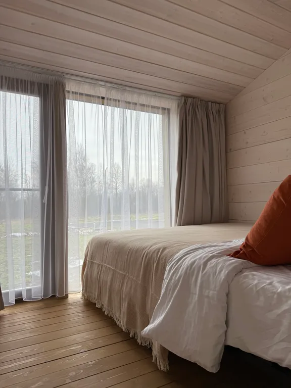 Дом с панорамным камином и видом на лес