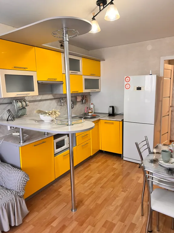 Уютная современная и просторная квартира с большой кухней