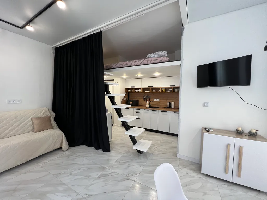 Тихая студия с видом на горы в далеко от суеты