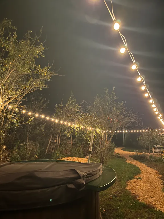 Уютный афрейм с горячей купелью на берегу реки Дон