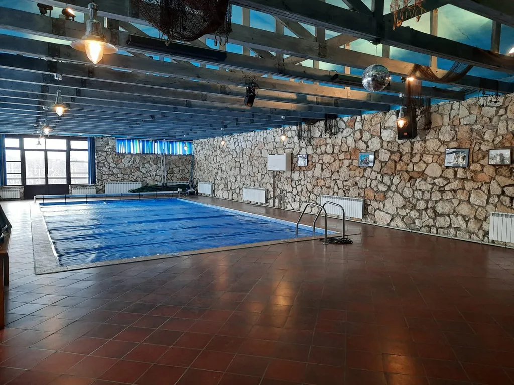 Коттедж с бассейном и сауной