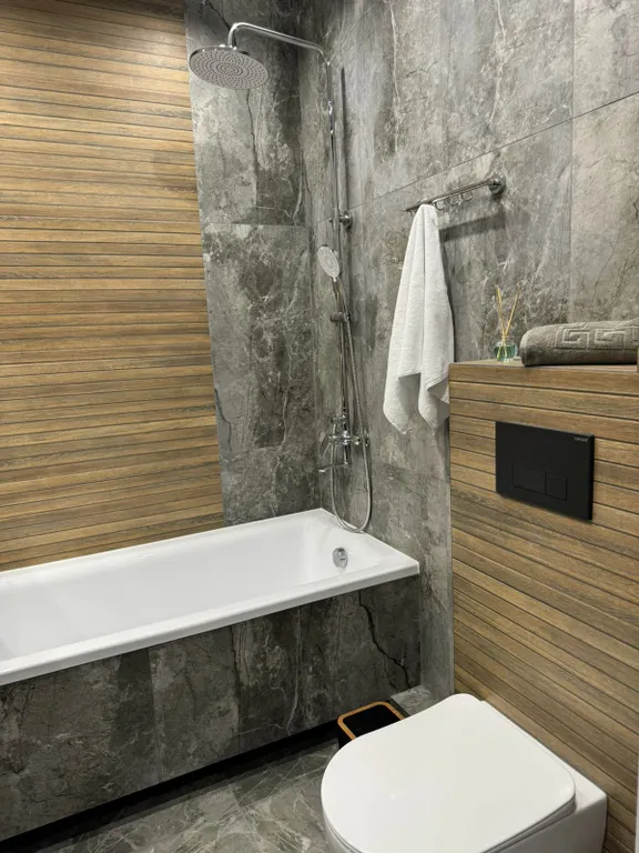 Новый стильный апартамент в двух шагах от моря с балконом и камином