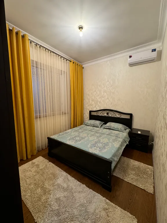 Дом у моря в окружении гор