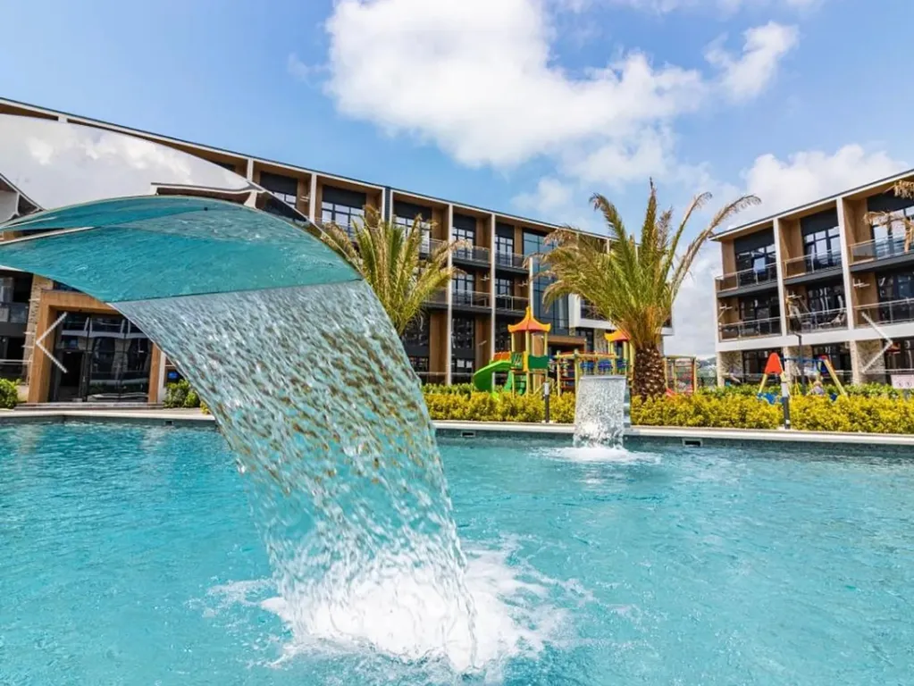 Апартамент с бассейном и балконом