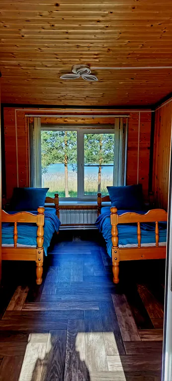 Деревенский дом в окружении леса на берегу озера