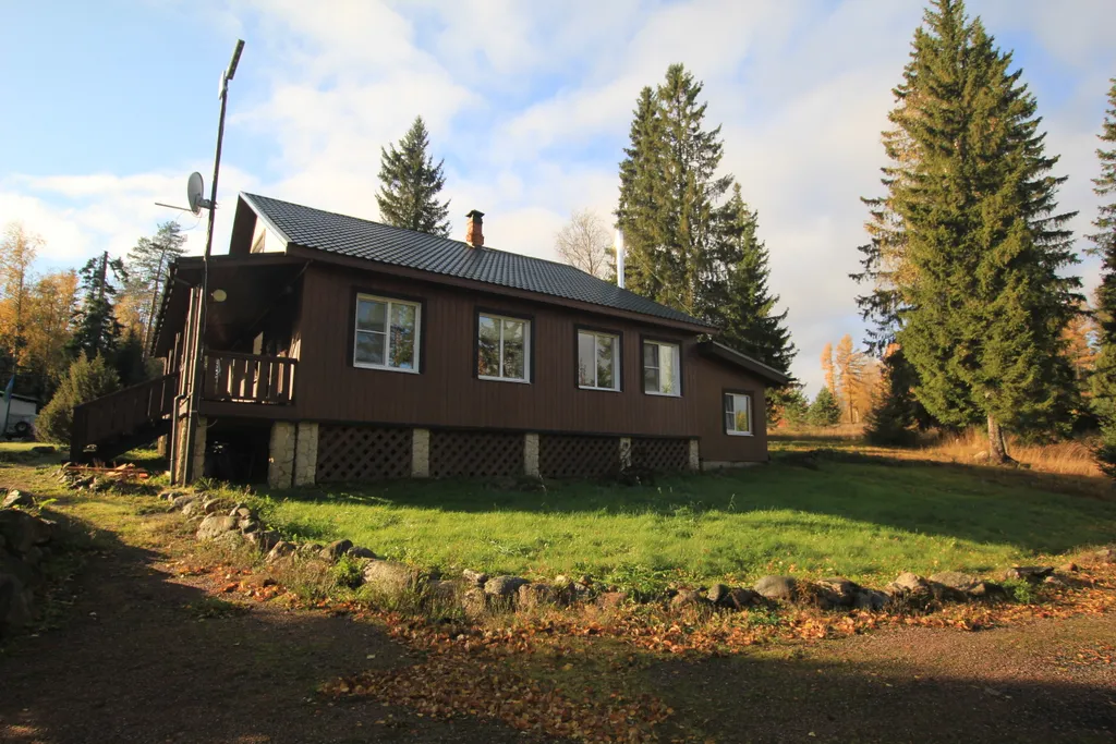 Шикарный дом находится на берегу озера, окруженный хвойным лесом