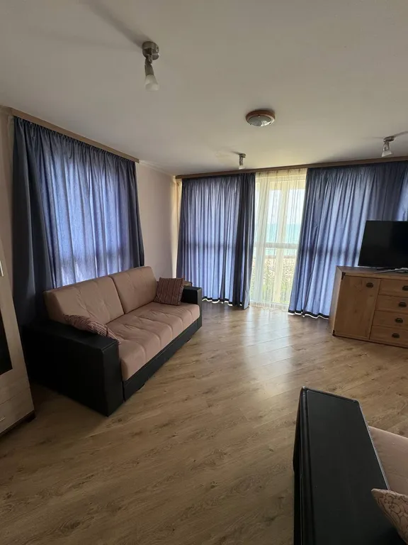 Белый коттедж на первой линии моря