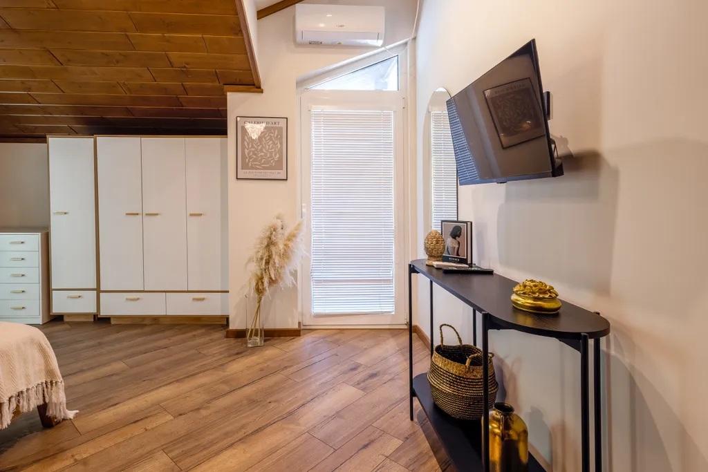 Дом у сквера в центре Поляны