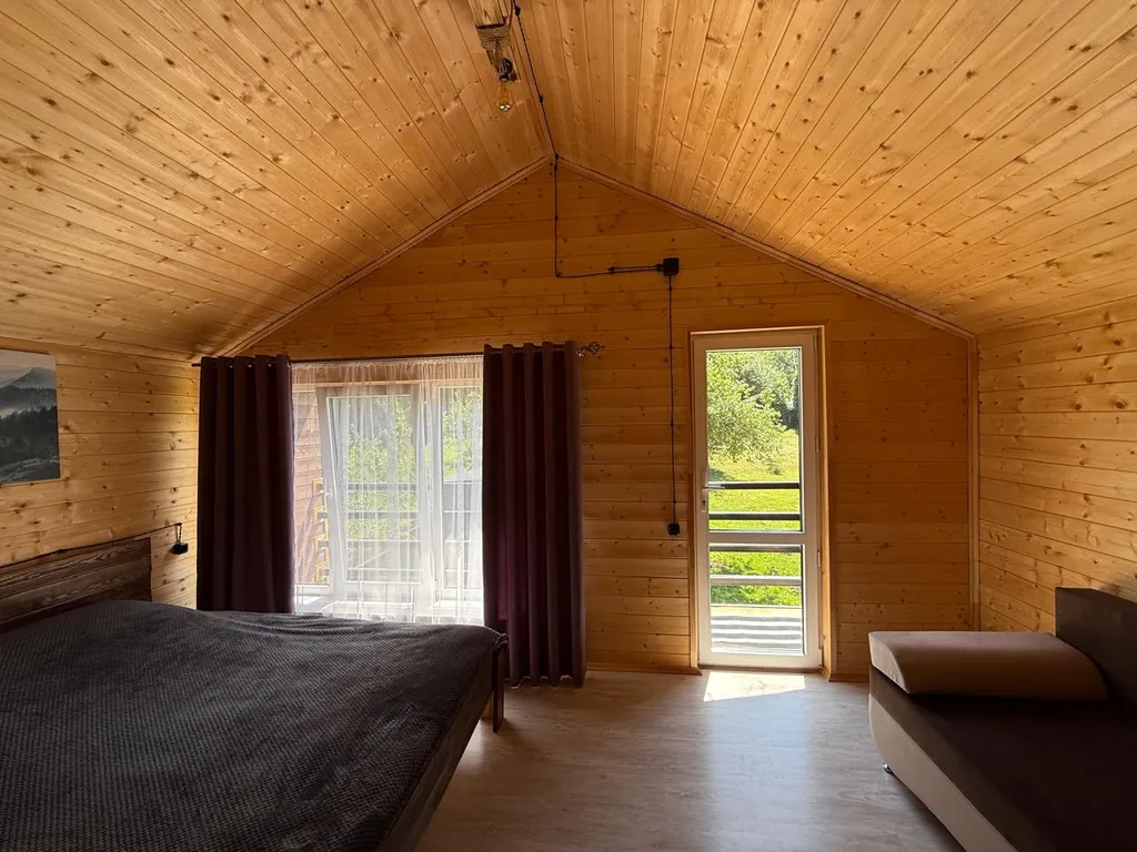 Двухэтажный коттедж с видом на лес