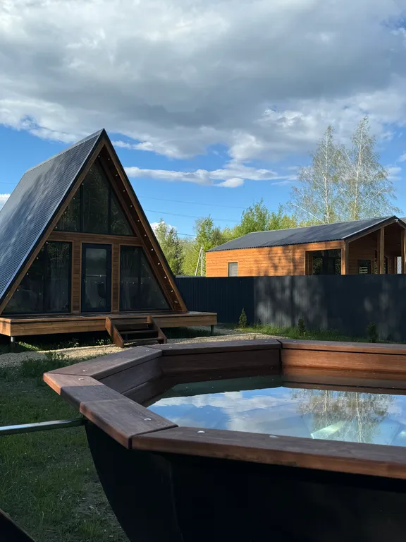 Домик афрейм в дубовом лесу