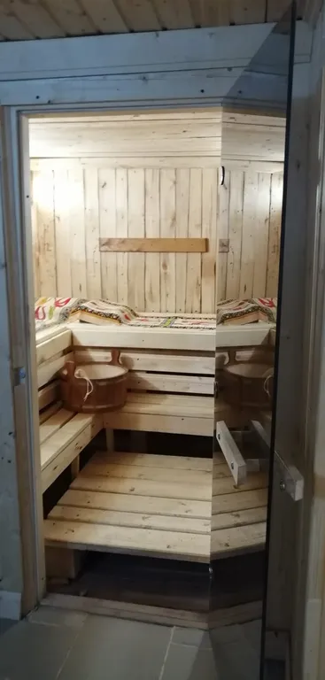 Домик у пруда