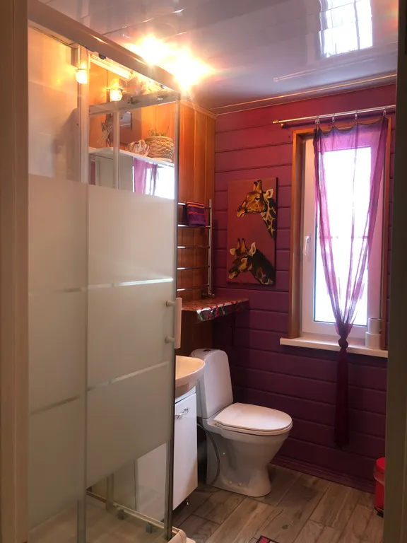 Красивая комната на втором этаже деревянного дома