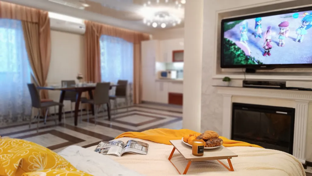 Квартира с камином и большой столовой комфорт-класса