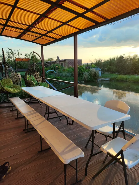 Дом у пруда