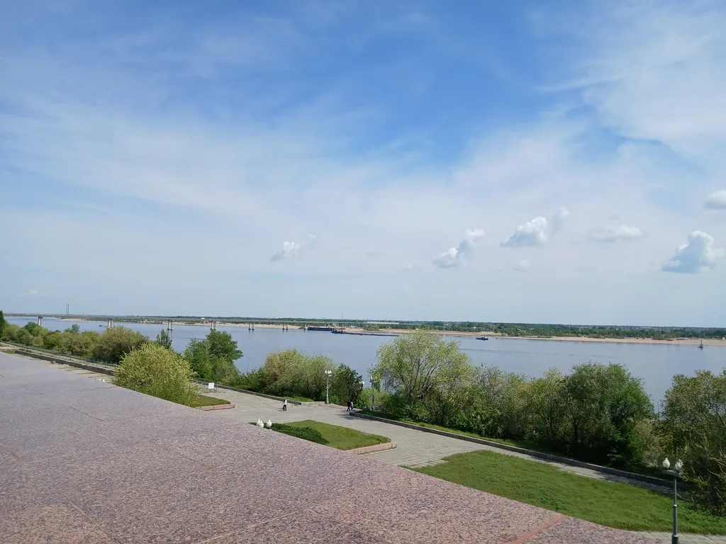 Жизнь с видом реку: огромная лоджия с панорамным остеклением в пол!