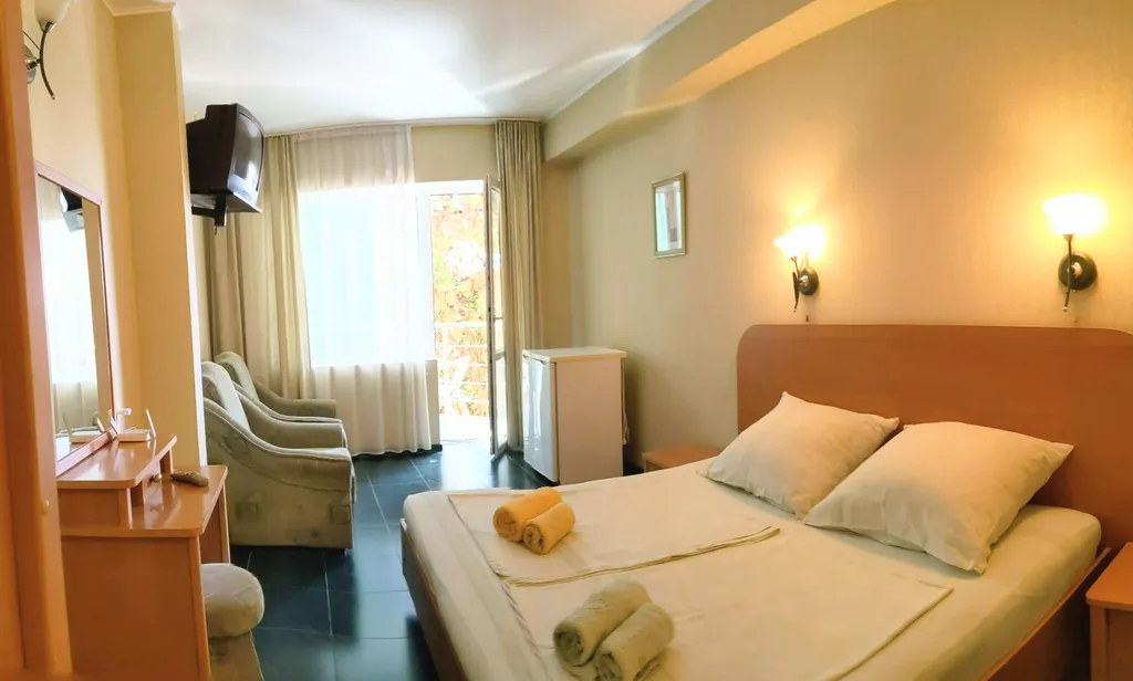 Уютная комната с балконом у моря