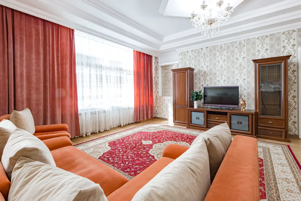 Рядом с Байтереком в золотом квадрате