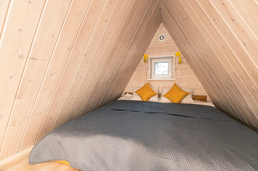 Уютный дом-шалаш в сосновом лесу