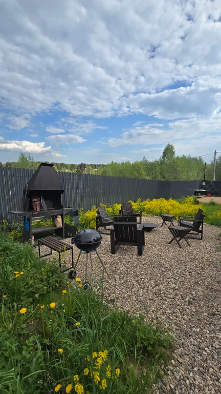 Дом на холме у леса