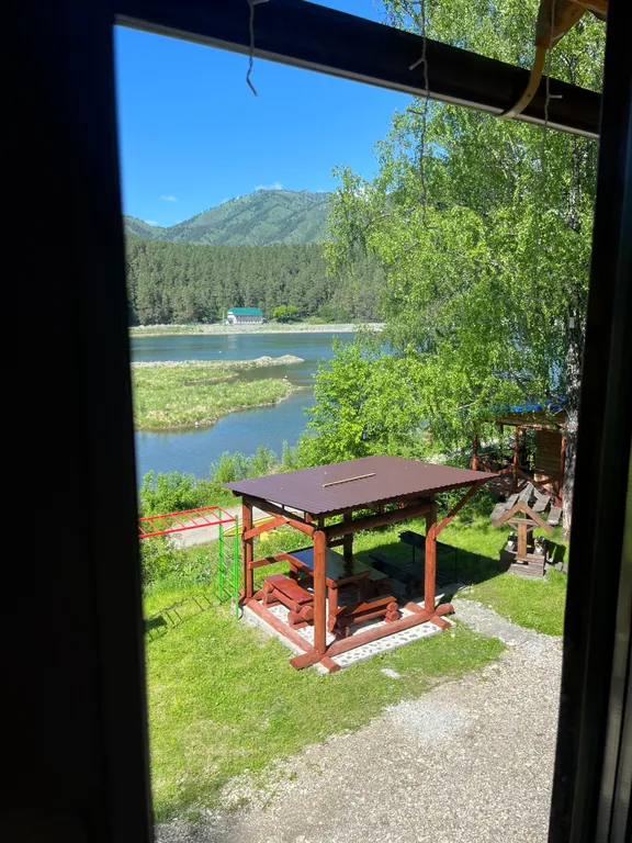 Коттедж с видом на озеро и горы