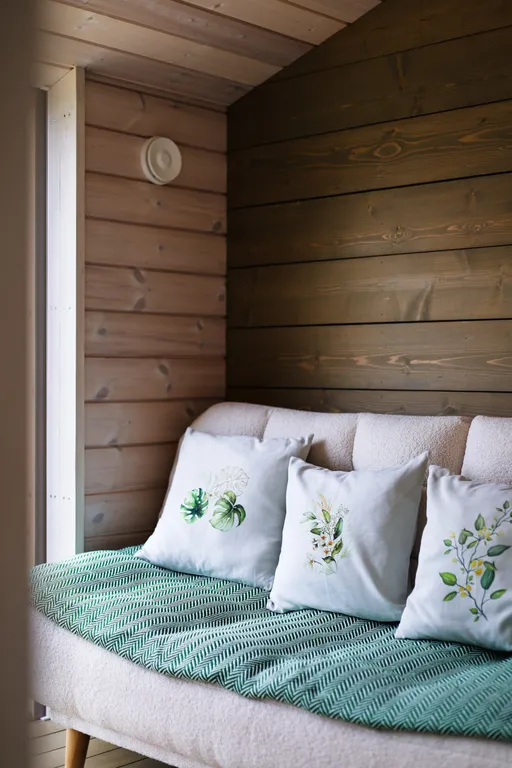 Белый дом на берегу водохранилища