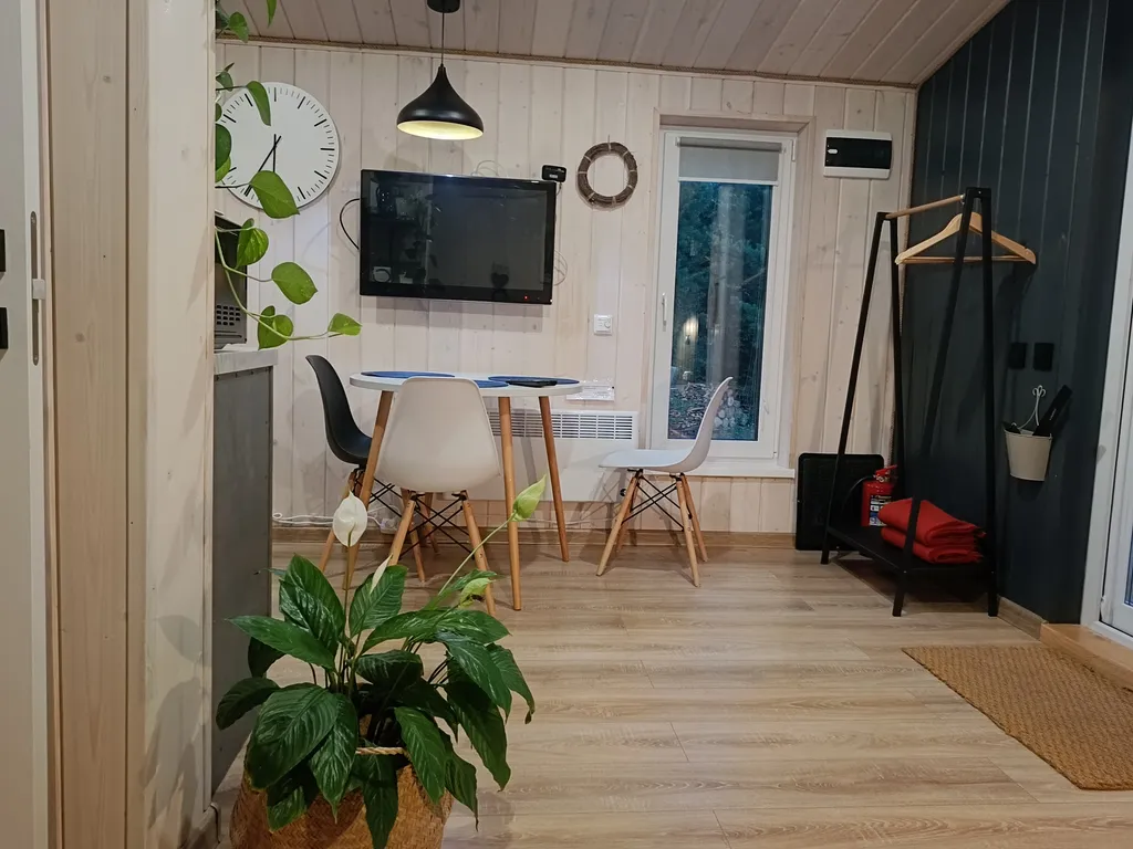 Светлый домик на опушке леса