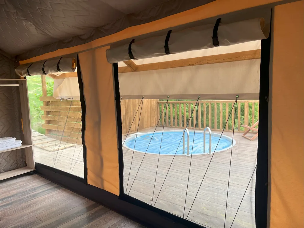 Сафари-тент с подогреваемым бассейном