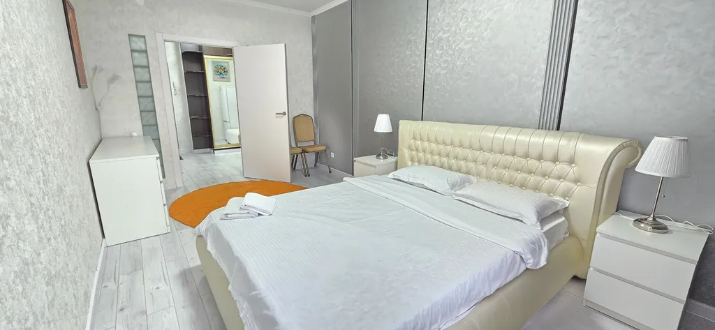 Шикарные апартаменты с видом на город и ванной на балконе