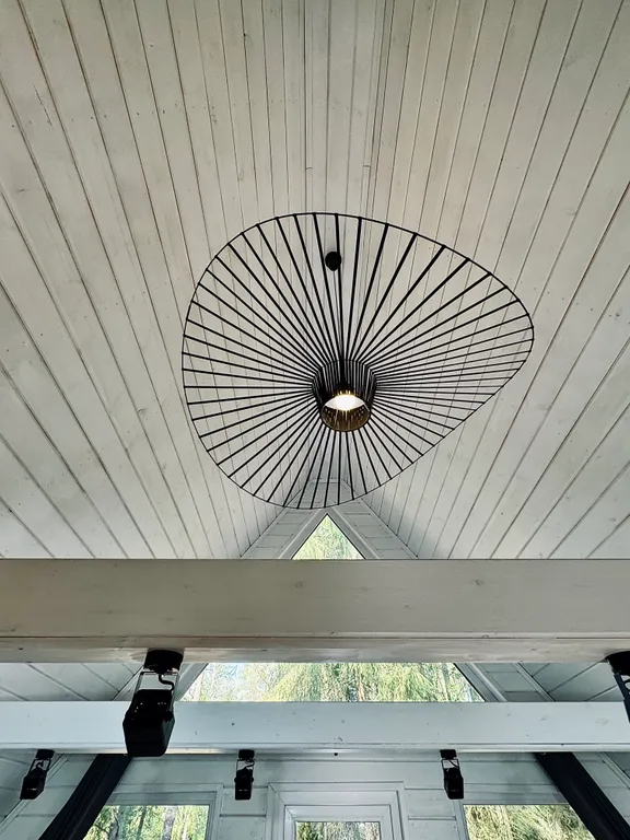 Дом A-frame с баней и джакузи под открытым небом в сосновом лесу