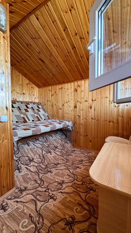 Благоустроенная комната в коттедже с двумя балконами и видом на море.