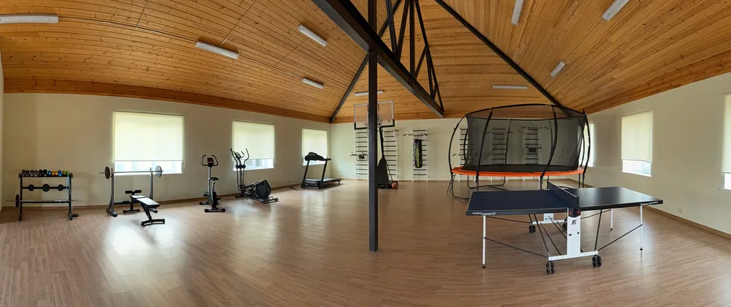 Дом с бассейном, спортзалом и 3 спальнями