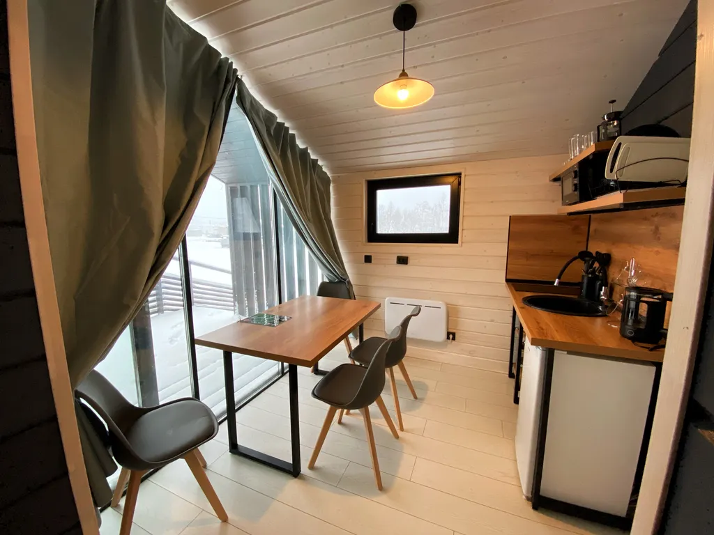 Уютный домик на берегу пруда