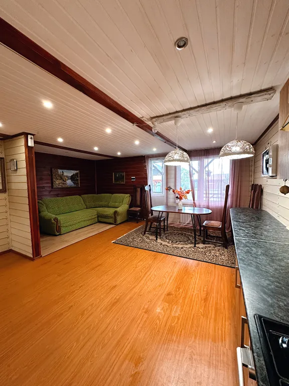 Двухэтажный дом на берегу реки Волга