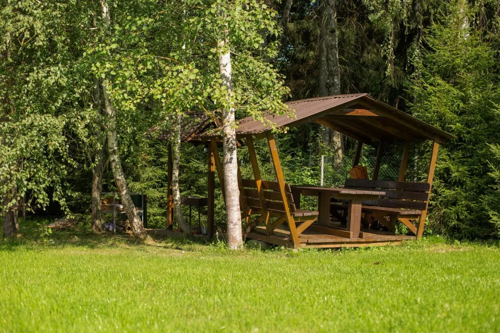 Уютный дом в лесу рядом с речкой