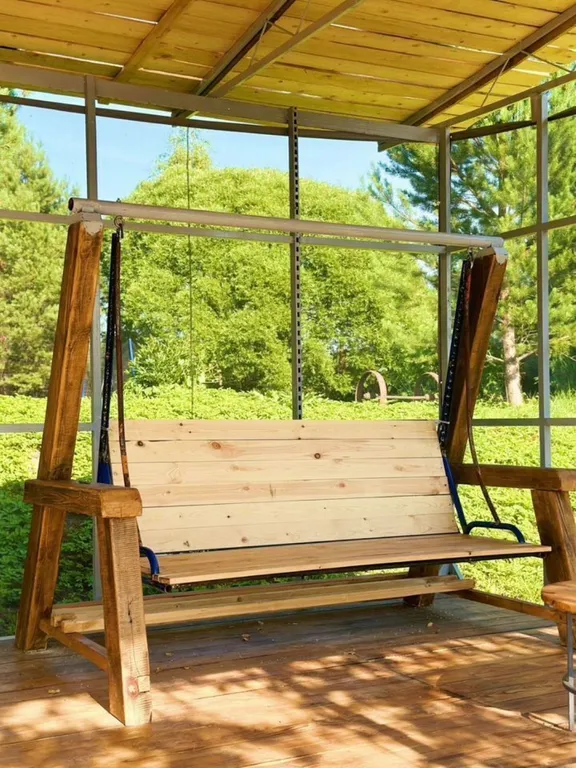 Дом баня на берегу водоема