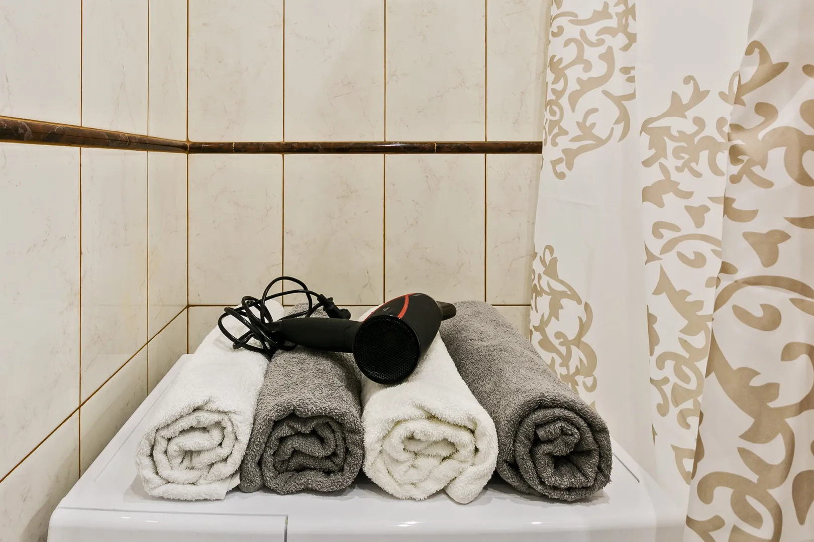 Санузел с плиткой от пола до потолка, стиральной машинкой-автомат и душем. Всегда чистые и мягкие махровые полотенца!