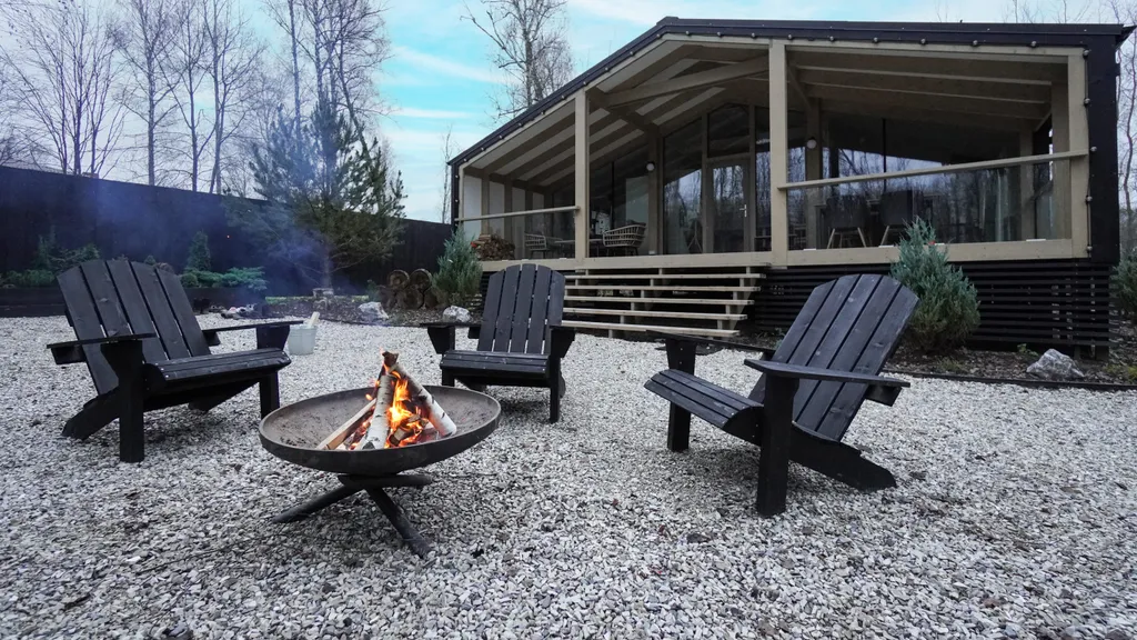 Уютный панорамный дом с баней в лесу