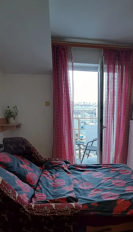 Студия на причале с видом на яхты  и чаек