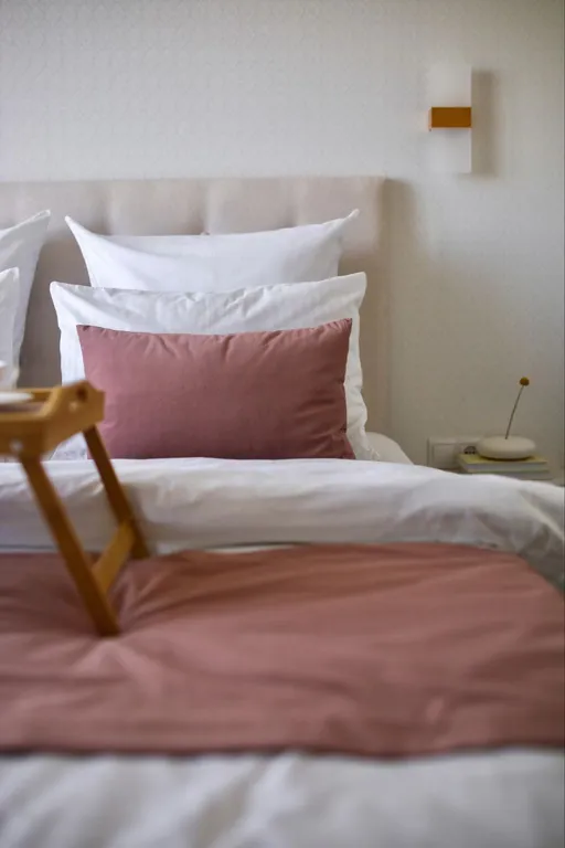 Апартамент с панорамными окнами и очками виртуальной реальности