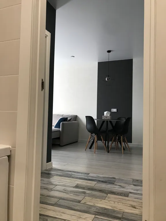 Уютная новая квартира с большой кроватью