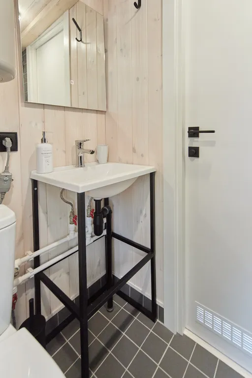 Домик с чаном на берегу озера